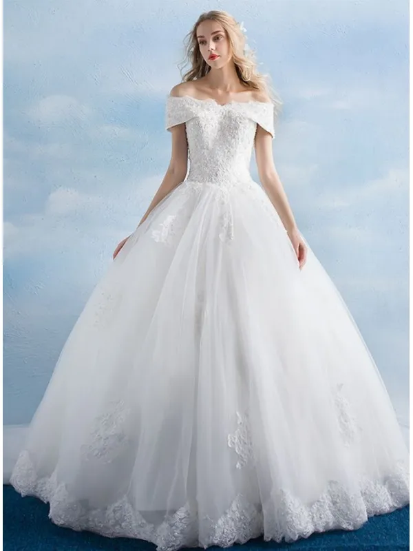 Abito da Sposa principesco in pizzo con scollo particolare