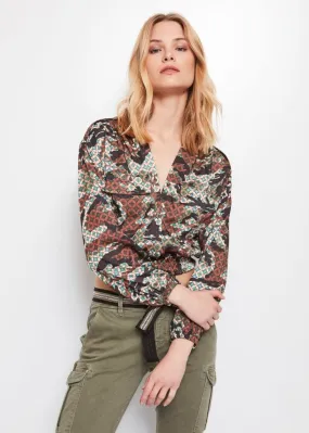 Blusa con stampa camouflage