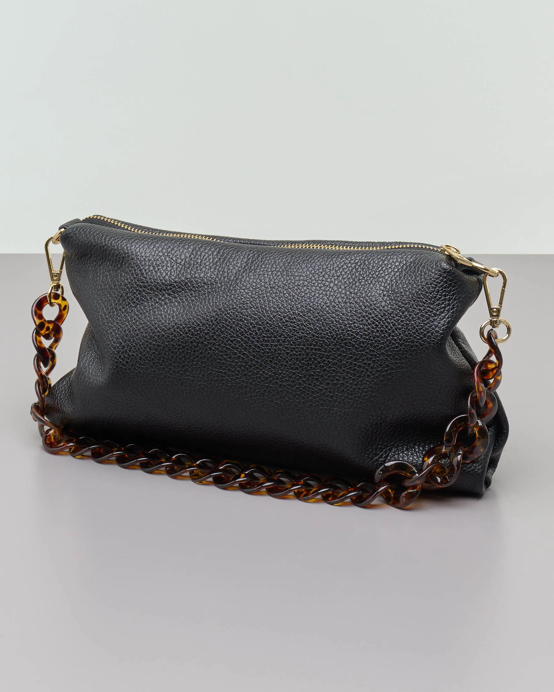 Borsa a busta nera in pelle martellata con tracolla a catena