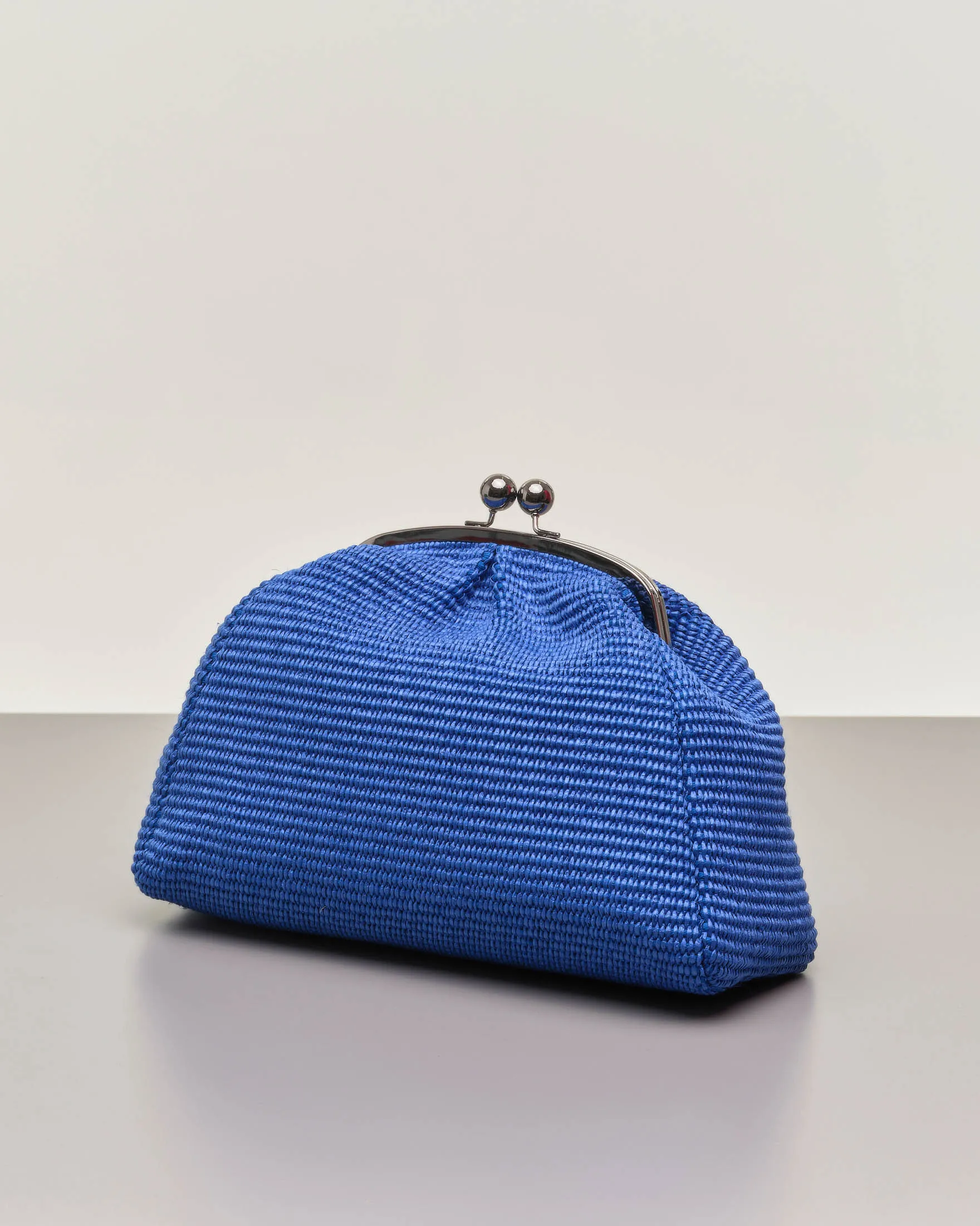 Borsa grande blu China in raffia con chiusura a clip in metallo con tracolla a catena removibile