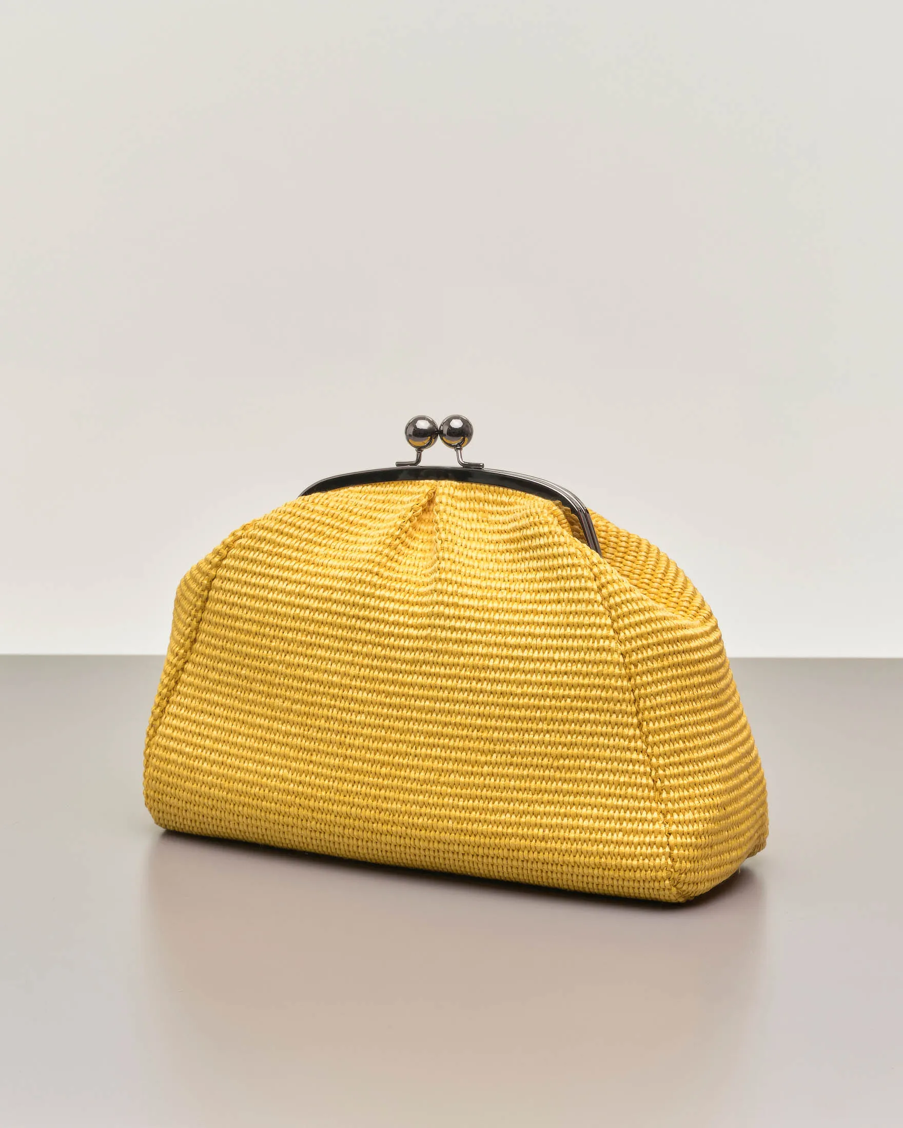 Borsa grande gialla in raffia con chiusura a clip in metallo con tracolla a catena removibile