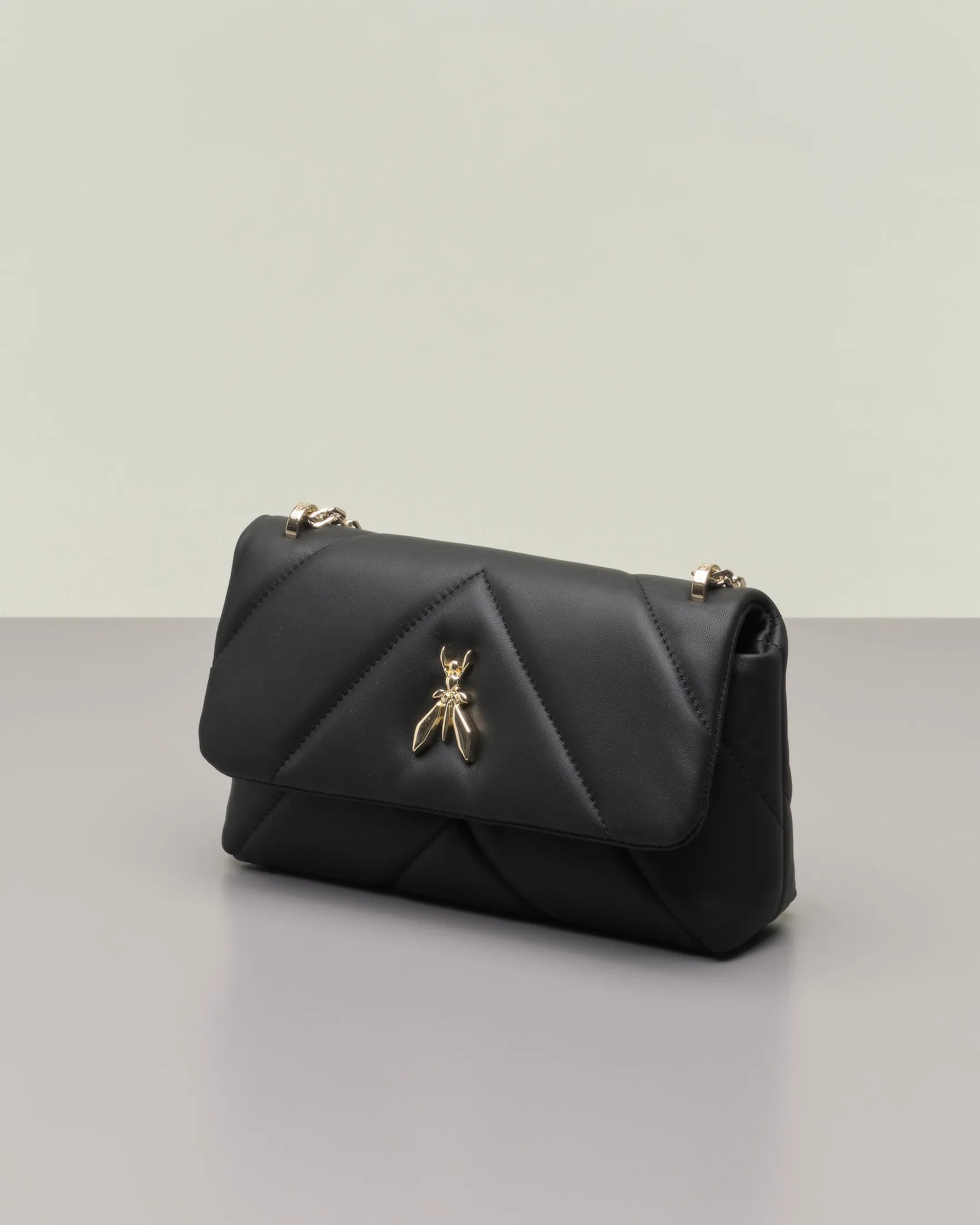 Borsa in pelle nera liscia trapuntata dalla linee morbide con maxi logo Fly sulla patta e tracolla a catena dorata