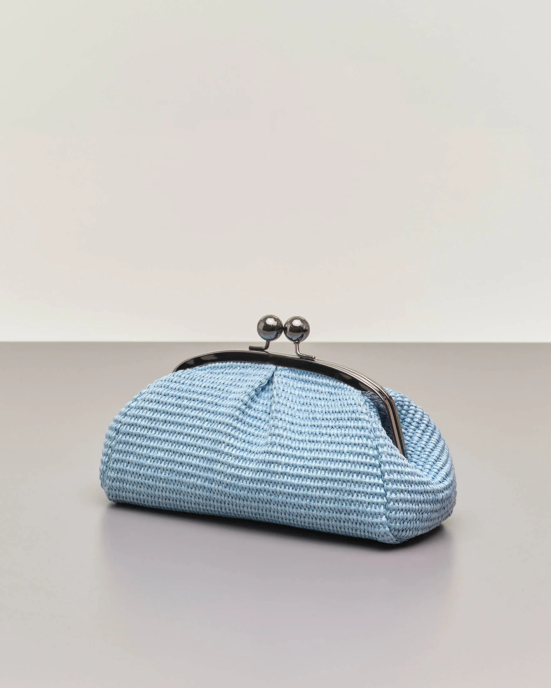 Borsa mini azzurra in raffia con chiusura a clip in metallo con tracolla a catena removibile