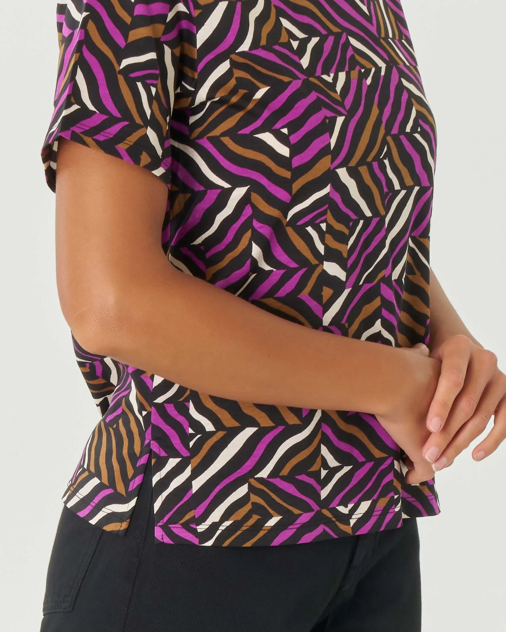 T-shirt nera a motivo masai viola bianco e coccio in puro cotone dalla linea dritta